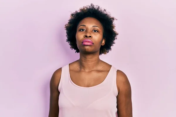 Mladá Afroameričanka Neformální Košili Bez Rukávů Uvolnila Vážným Výrazem Tváři — Stock fotografie
