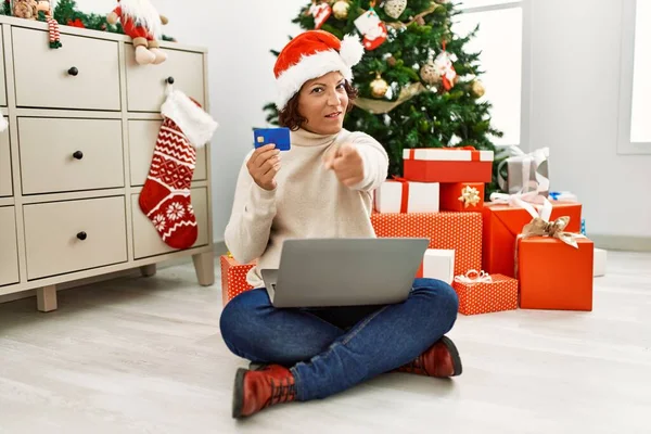 Mulher Hispânica Meia Idade Usando Chapéu Natal Segurando Presente Cartão — Fotografia de Stock