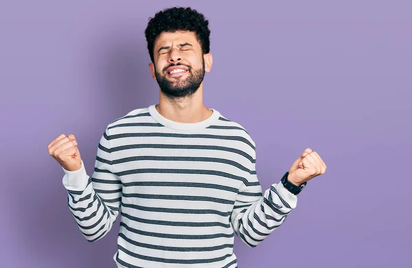 Jonge Arabische Man Met Baard Draagt Casual Gestreepte Trui Erg — Stockfoto