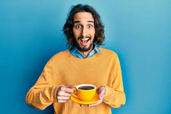 Joven Hombre Hispano Bebiendo Una Taza Café Celebrando Loco Sorprendido —  Fotos de Stock