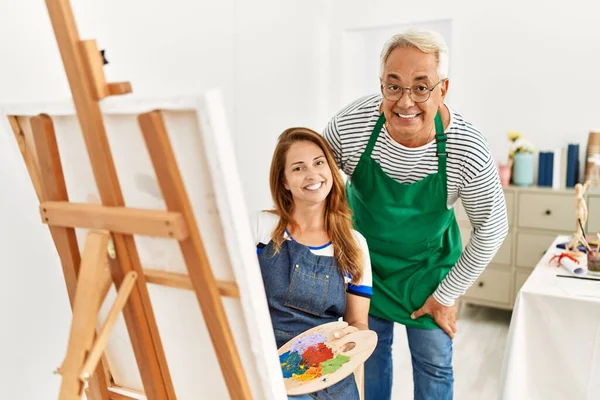 两名中年艺术家在艺术工作室里开心地微笑着绘画 — 图库照片