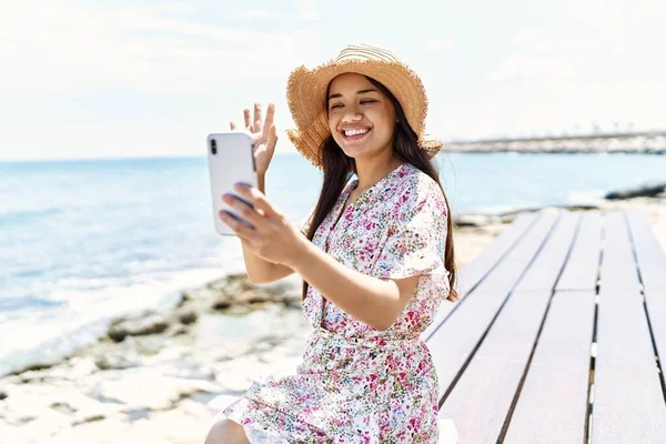Joven Chica Latina Con Sombrero Verano Haciendo Selfie Por Teléfono — Foto de Stock