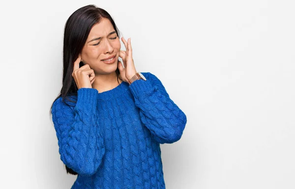 Mujer Hispana Joven Usando Ropa Casual Cubriendo Oídos Con Dedos —  Fotos de Stock