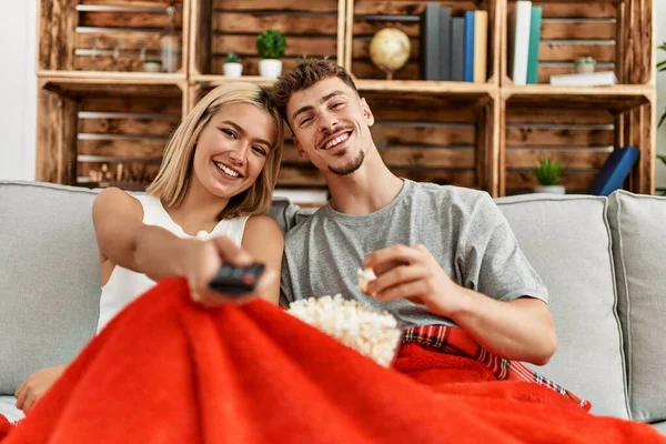 Jong Kaukasisch Paar Glimlachen Gelukkig Kijken Film Eten Popcorn Thuis — Stockfoto