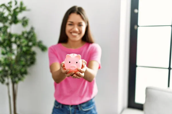 Jovem Mulher Latina Sorrindo Confiante Segurando Porquinho Casa — Fotografia de Stock