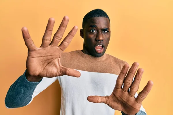 Ung Afrikansk Amerikansk Man Bär Tillfälliga Kläder Rädd Och Skräckslagen — Stockfoto