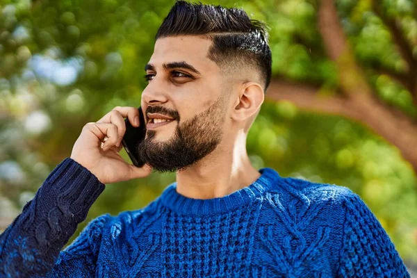 Giovane Arabo Uomo Sorridente Fiducioso Parlando Sullo Smartphone Parco — Foto Stock