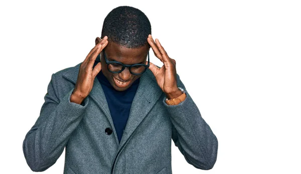 ストレスのため 若いアフリカ系アメリカ人の男性の頭の上に手でビジネス服や眼鏡を着用する 片頭痛 — ストック写真