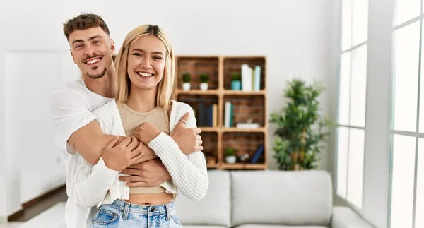Genç Beyaz Çift Mutlu Bir Şekilde Gülümsüyor Evde Birbirlerine Sarılıyorlar — Stok fotoğraf