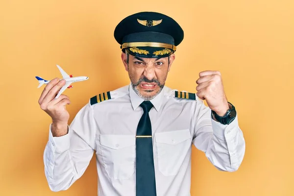 Pohledný Muž Středního Věku Šedivými Vlasy Uniformě Pilota Letadla Drží — Stock fotografie