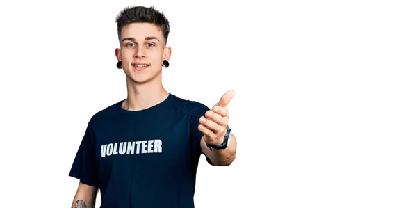 Young Caucasian Boy Ears Dilation Wearing Volunteer Shirt Smiling Friendly — Stockfoto