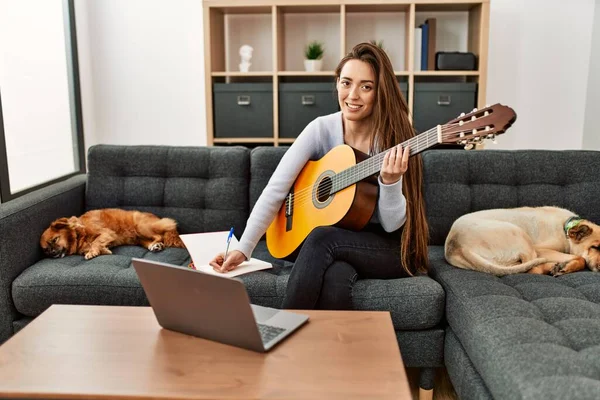 Νεαρή Ισπανόφωνη Γυναίκα Που Έχει Online Μάθημα Κιθάρας Κάθεται Στον — Φωτογραφία Αρχείου