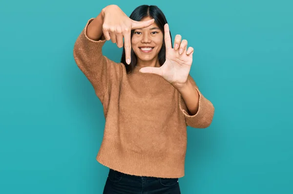 Hermosa Mujer Asiática Joven Con Suéter Invierno Casual Sonriendo Haciendo —  Fotos de Stock