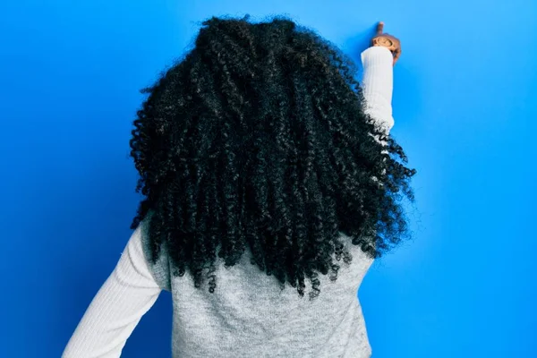 Afrikansk Amerikansk Kvinna Med Afro Hår Bär Casual Vinter Tröja — Stockfoto