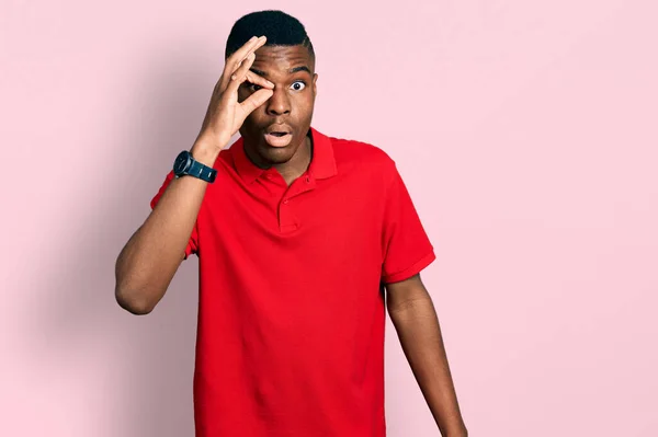 Joven Hombre Afroamericano Vistiendo Casual Camiseta Roja Haciendo Gesto Impactado — Foto de Stock