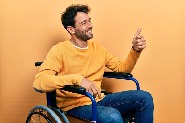 Tekerlekli Sandalyede Oturan Yakışıklı Adam Gururlu Görünüyor Gülümsüyor — Stok fotoğraf