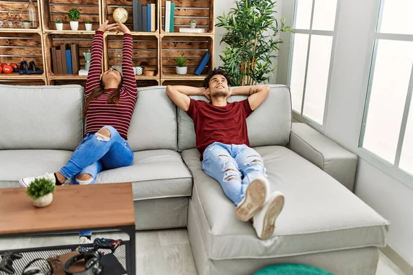 Jong Latijn Paar Moe Geeuwen Stretching Armen Zitten Bank Thuis — Stockfoto