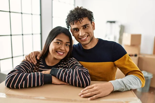 Молода Латинська Пара Посміхається Щасливим Нахилом Картонну Коробку Новому Будинку — стокове фото