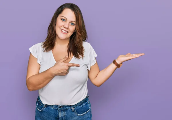 Young Size Woman Wearing Casual White Shirt Amazed Smiling Camera — Stockfoto