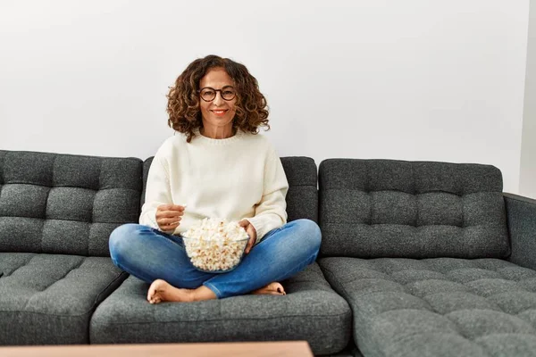 Middle Age Hispanic Woman Smiling Confident Watching Movie Home — Stockfoto