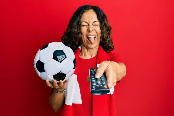 Middle Age Hispanic Woman Football Hooligan Holding Ball Using Control — Stockfoto