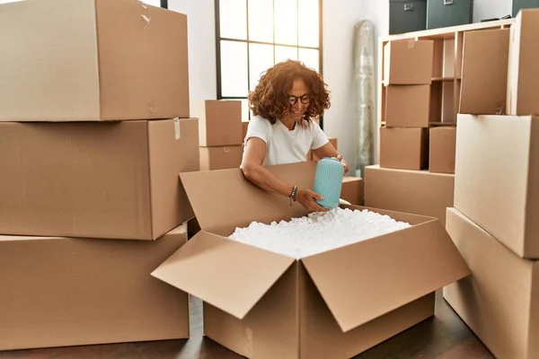 Middelbare Leeftijd Spaanse Vrouw Glimlachend Vol Vertrouwen Verhuizen Naar Een — Stockfoto