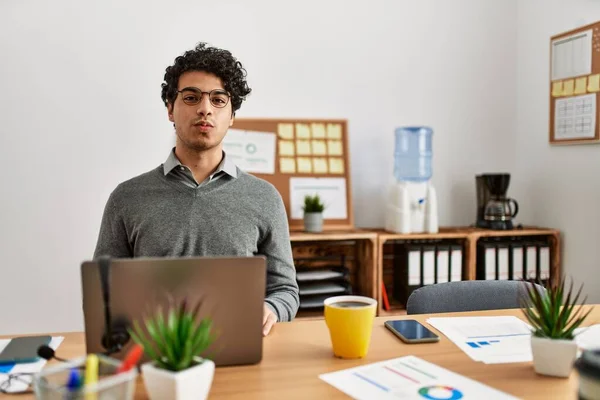 Joven Hombre Hispano Con Estilo Negocios Sentado Escritorio Oficina Soplando — Foto de Stock