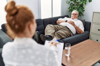 Orta yaşlı, kır saçlı bir adam psikoloji kliniğinde psikoloji seansı yapıyor.