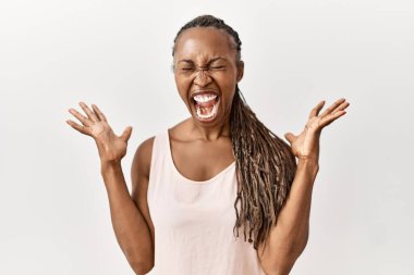 Saçları örgülü siyah bir kadın, başarı için deli ve çılgın bir kutlama yapıyor. Kollarını kaldırmış, gözlerini kapatmış heyecanlı çığlıklar atıyor. Kazanan konsept 