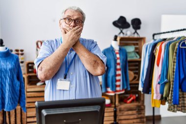 Perakende mağazasında müdür olarak çalışan yaşlı adam ağzını yanlışlıkla ellerle kapatarak şok geçirdi. gizli kavram. 