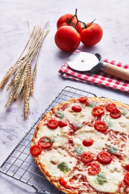  İtalyan pizzası fırın çelik tepside mermer yüzeyde.