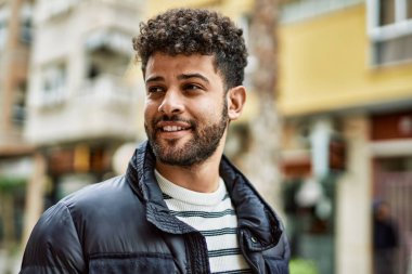 Kasabada gülümseyen genç bir Arap.