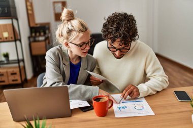 İki İspanyol iş adamı ofiste yoğunlaşmıştı..
