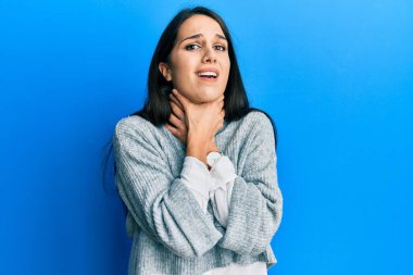 Günlük kıyafetler giyen genç İspanyol kadın boğularak can yaktığı için bağırıyor. Sağlık problemi. Boğulma ve intihar konsepti. 