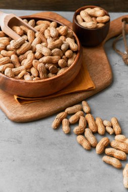 Beton yüzeyde fıstıklı ahşap kaşıklar.