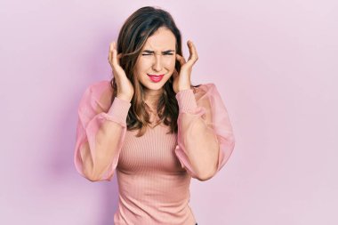 Gürültülü müzik sesi için kulaklarını parmaklarıyla kapatan İspanyol asıllı genç bir kız. sağır kavramı. 