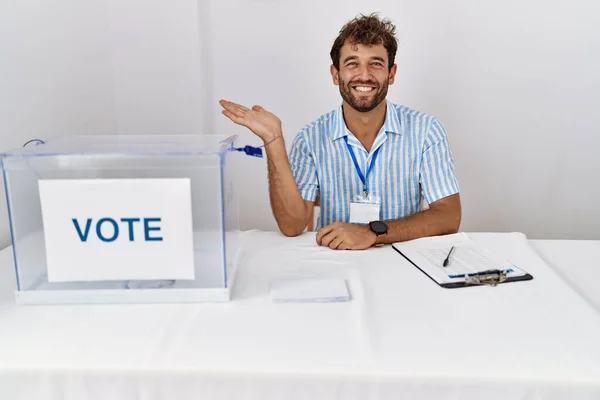 Mladý Pohledný Muž Politických Volbách Sedí Volebního Lístku Vesele Usmívá — Stock fotografie