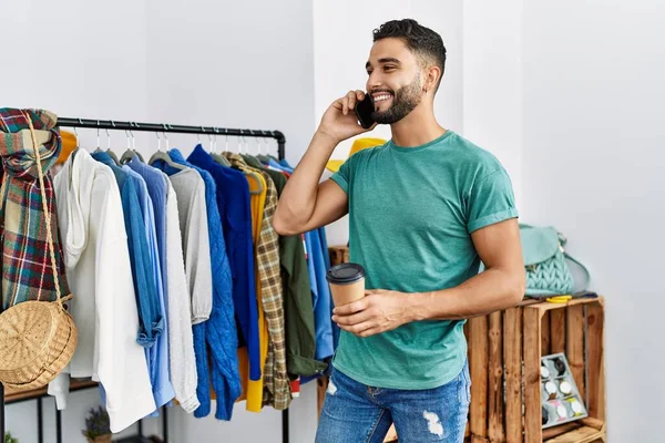 Jonge Araab Man Klant Aan Het Praten Smartphone Stand Kledingrek — Stockfoto