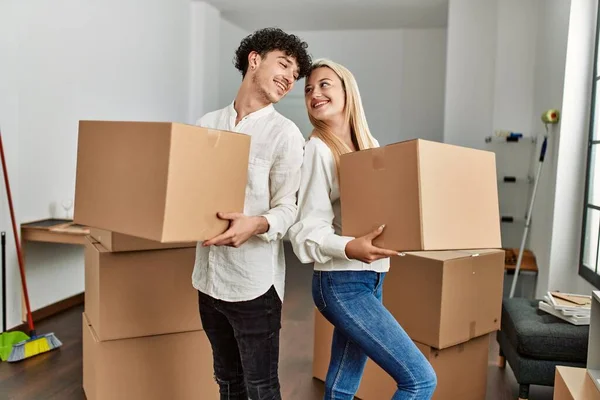 Young Beautiful Couple Smiling Happy Holding Cardboard Box New Home — Stock Photo, Image