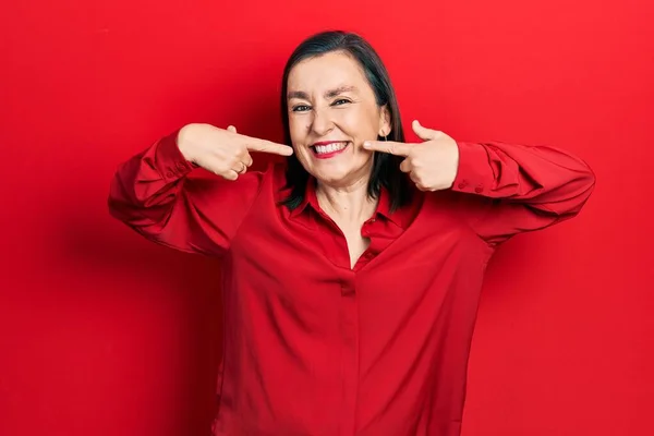 Mulher Hispânica Meia Idade Vestindo Roupas Casuais Sorrindo Alegre Mostrando — Fotografia de Stock