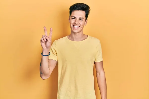 Jovem Hispânico Vestindo Camiseta Amarela Casual Sorrindo Com Rosto Feliz — Fotografia de Stock