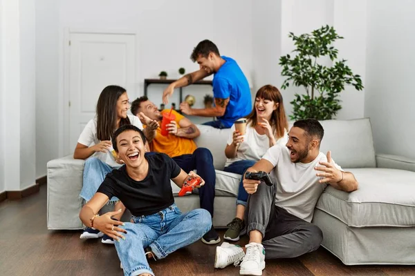 Evde oyun oynarken gülümseyen bir grup genç arkadaş..