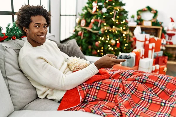 Joven Afroamericano Hombre Viendo Película Sentado Sofá Por Árbol Navidad — Foto de Stock