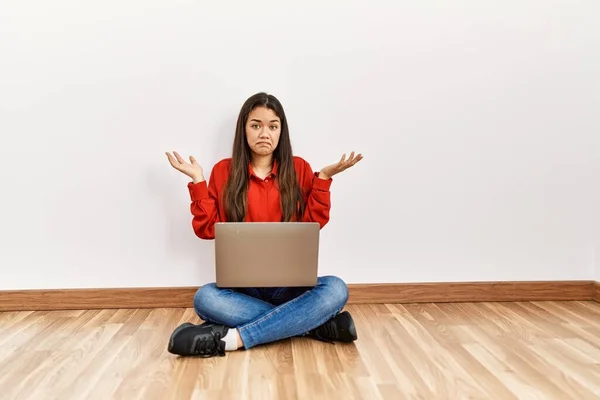 Young Brunette Woman Sitting Floor Empty Room Laptop Clueless Confused — Fotografia de Stock