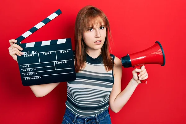 Jeune Femme Rousse Tenant Clapet Film Vidéo Mégaphone Expression Désemparée — Photo