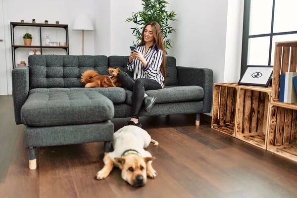 Jovem Hispânica Usando Smartphone Sentado Sofá Com Cães Casa — Fotografia de Stock