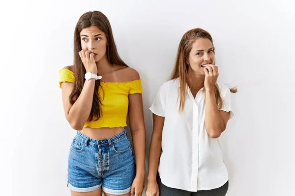 Madre Figlia Insieme Piedi Insieme Sfondo Isolato Cercando Stressato Nervoso — Foto Stock