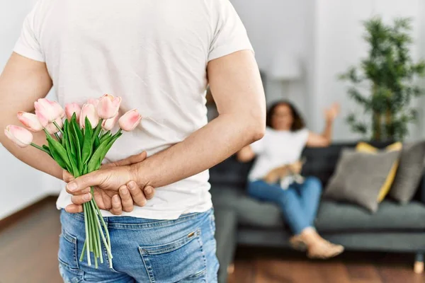 Hombre Sorprendiendo Esposa Con Flores Casa — Foto de Stock