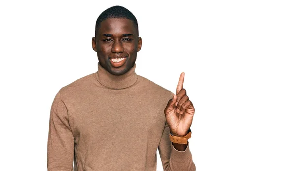 Молодой Африканский Американец Обычном Зимнем Свитере Показывает Показывает Пальцем Номер — стоковое фото