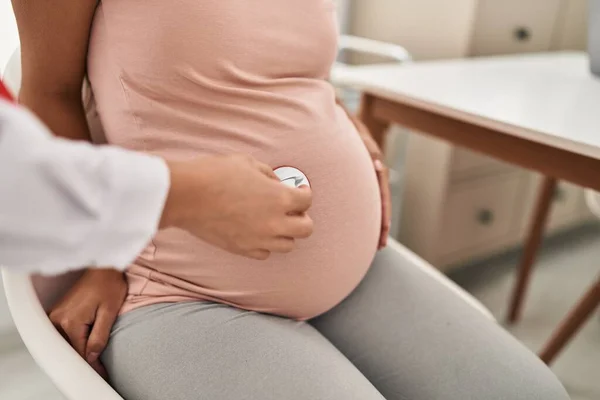 若いですラテン女性妊娠と医師Ausculating腹にクリニック — ストック写真
